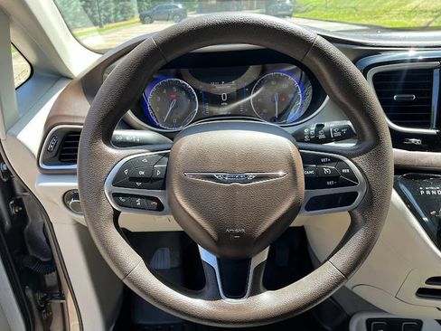Used 2017 Chrysler Pacifica Touring FWD image 12