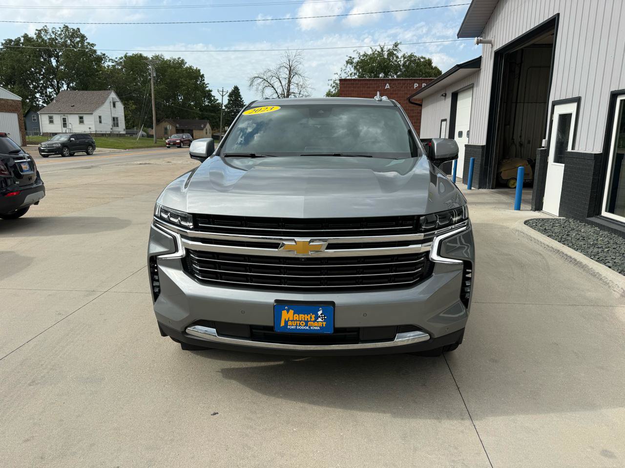 Used 2023 Chevrolet Suburban LT w/ LT Signature Plus Package AWD/4WD image 2