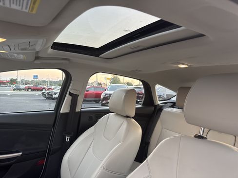 Used 2018 Ford Focus Titanium w/ Titanium Technology Package FWD image 5