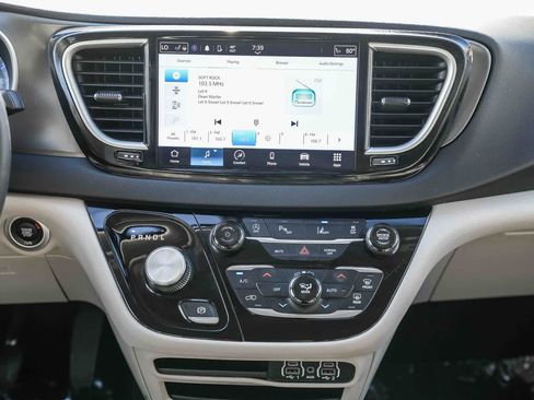 Used 2024 Chrysler Pacifica Touring-L image 13