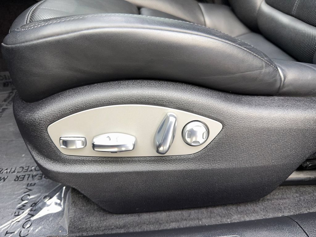 Used 2024 Porsche Macan Turbo AWD/4WD image 28