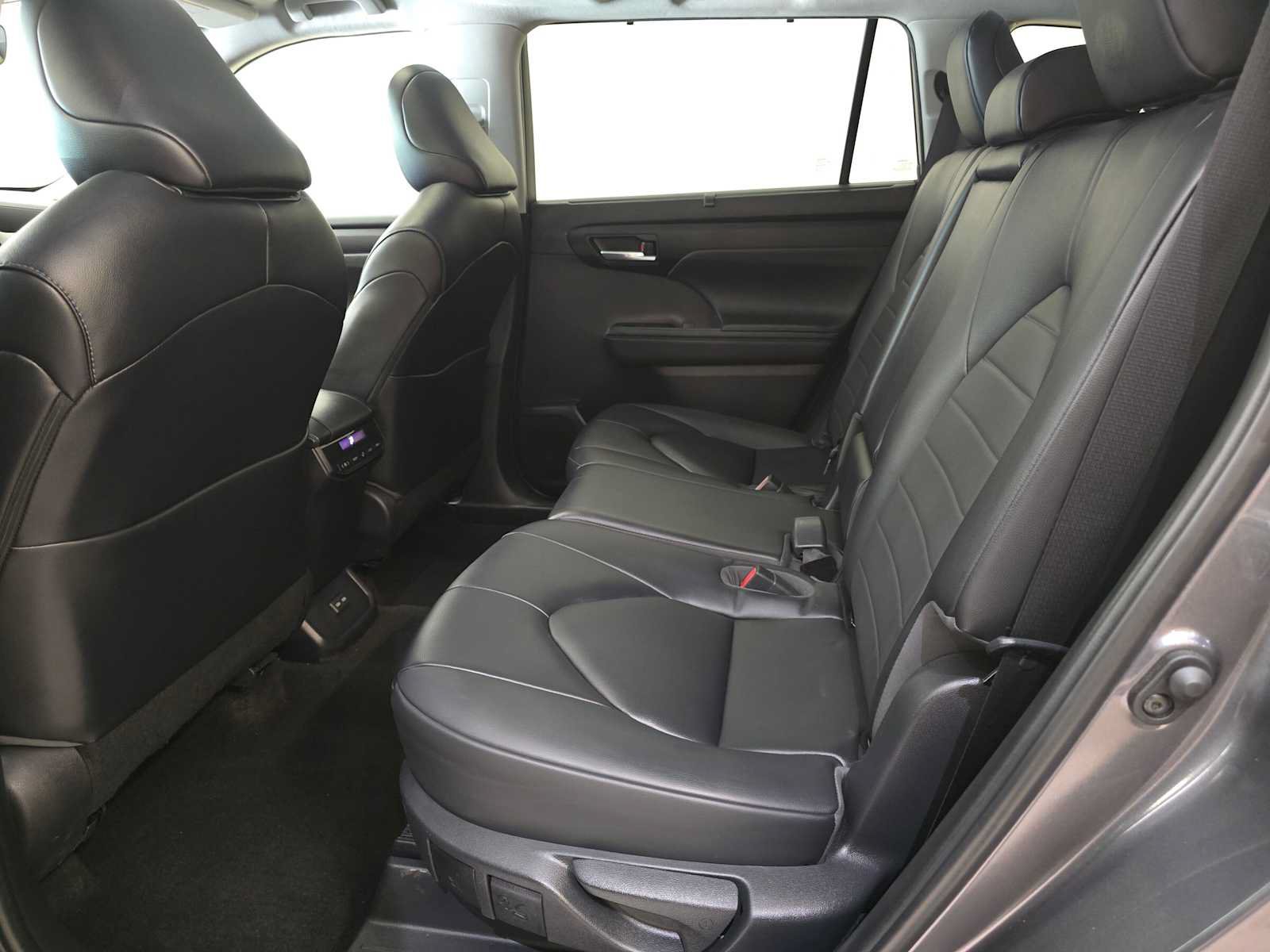 Used 2023 Toyota Highlander XLE AWD/4WD image 23