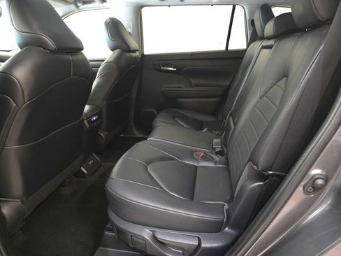 Used 2023 Toyota Highlander XLE AWD/4WD image 23