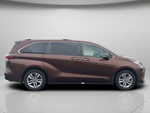 Certified 2021 Toyota Sienna Limited image 3