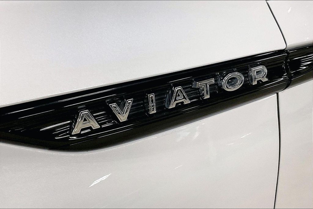 Used 2025 Lincoln Aviator Reserve w/ Jet Appearance Package AWD/4WD image 8