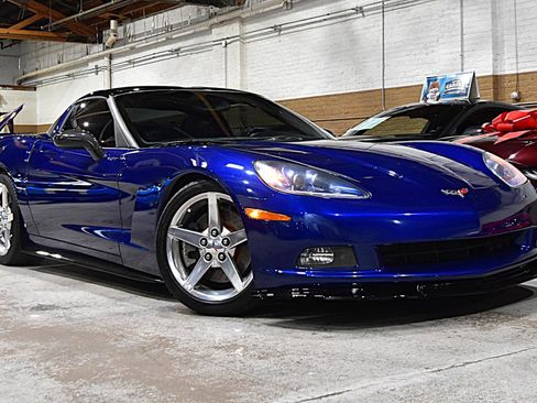 Used 2007 Chevrolet Corvette Coupe w/ Performance Package RWD image 2