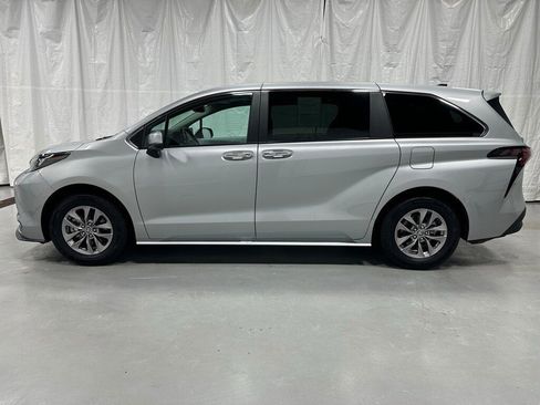 Used 2025 Toyota Sienna XLE image 4