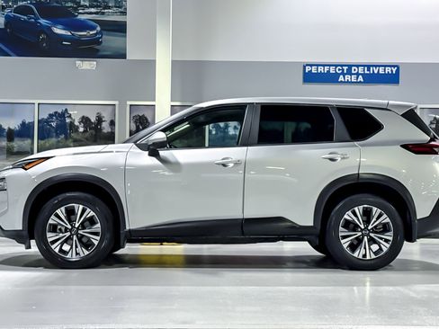 Used 2023 Nissan Rogue SV FWD image 2