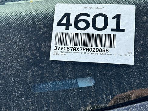 Used 2023 Volkswagen Tiguan SE R-Line image 3