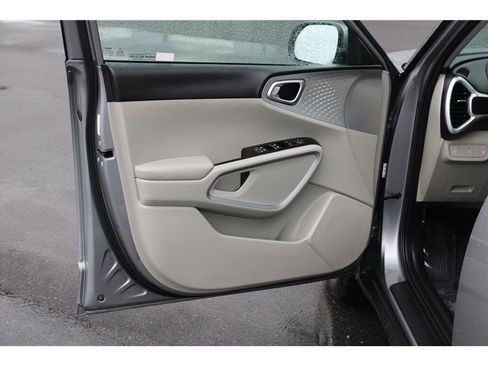 Used 2022 Kia Soul LX image 7