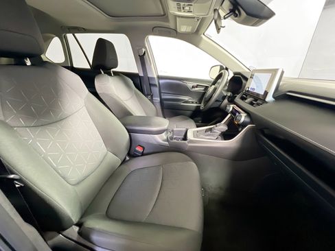 Used 2025 Toyota RAV4 XLE image 31