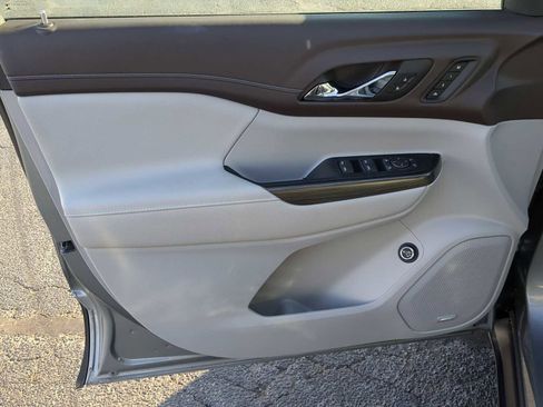 Used 2023 GMC Acadia SLT w/ Preferred Package image 11