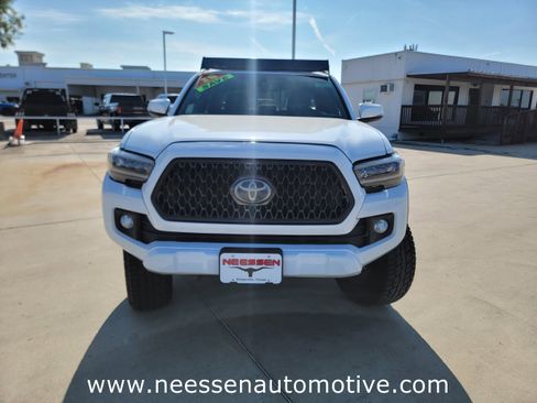 Used 2018 Toyota Tacoma TRD Off-Road w/ Technology Package image 2