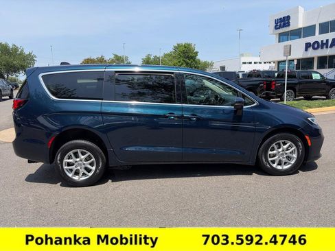 Used 2023 Chrysler Pacifica Touring-L FWD image 8