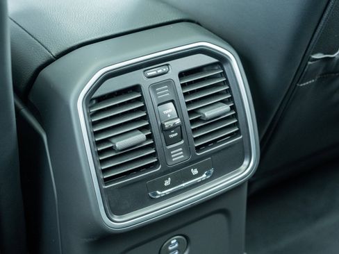 Certified 2025 Porsche Macan image 31