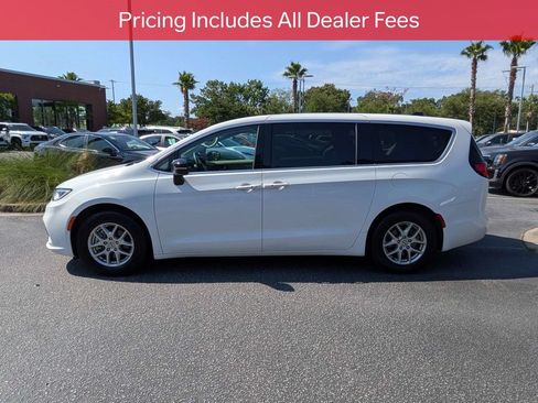 Used 2024 Chrysler Pacifica Touring-L FWD image 7