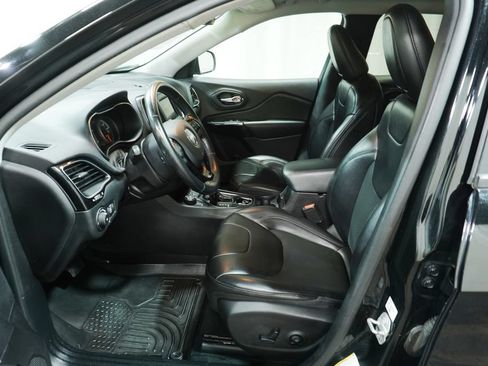 Used 2019 Jeep Cherokee Latitude Plus AWD/4WD image 2