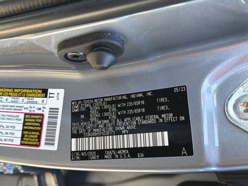 Used 2023 Toyota Highlander XLE AWD/4WD image 29