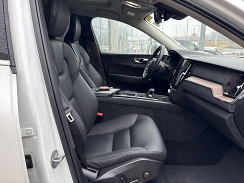 Used 2022 Volvo XC60 B5 Momentum w/ Climate Package image 31
