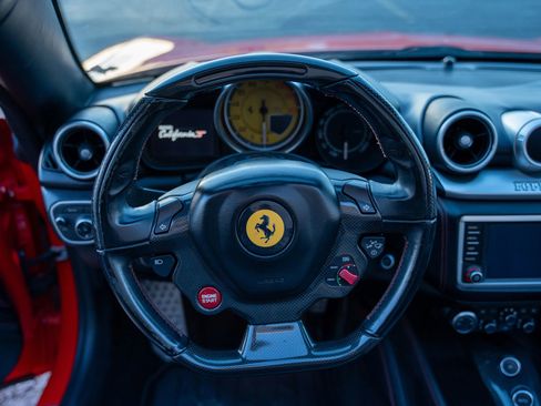 Used 2015 Ferrari California T image 21