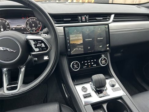 Used 2024 Jaguar F-PACE R-Dynamic S image 17