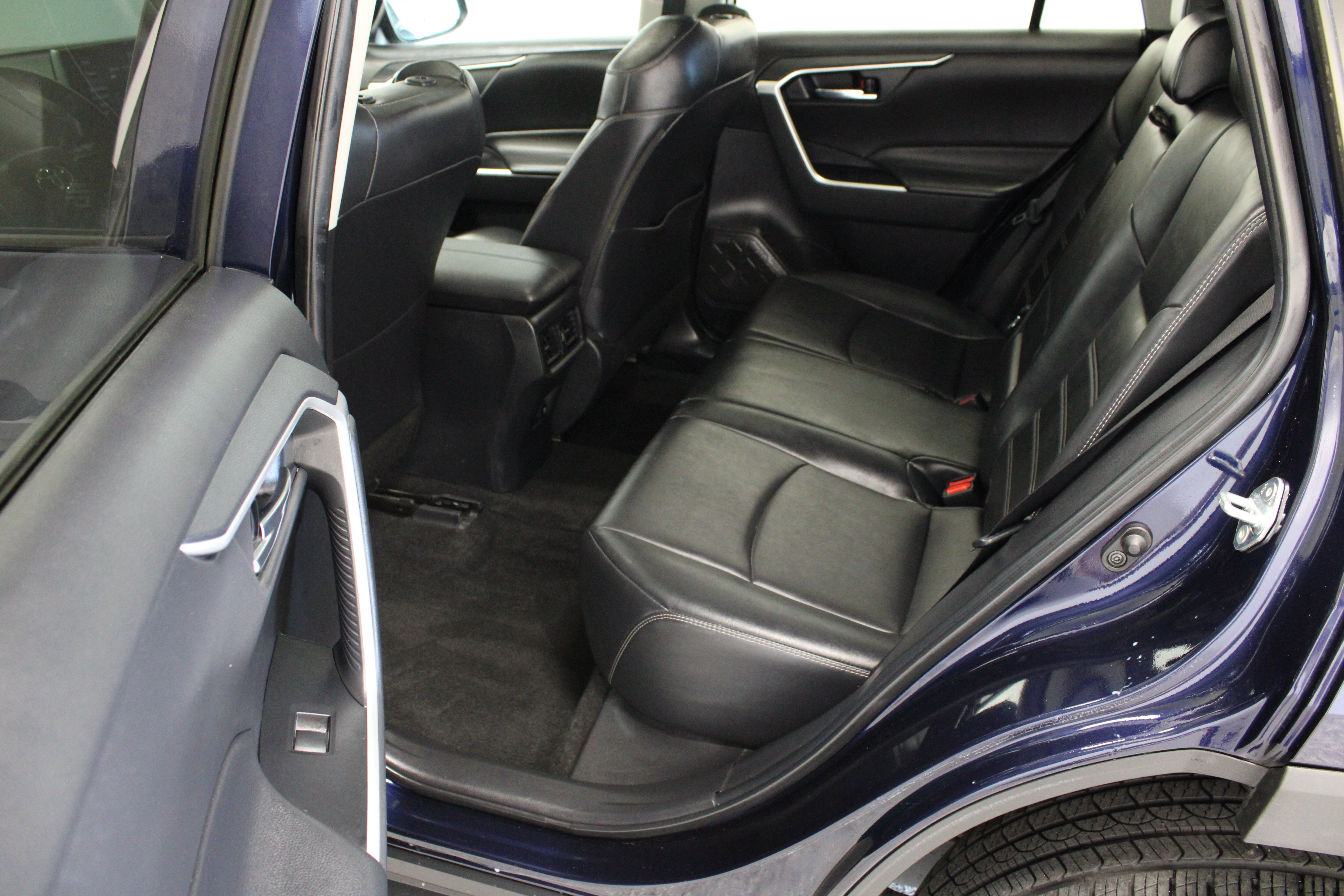 Used 2021 Toyota RAV4 XLE Premium FWD image 31