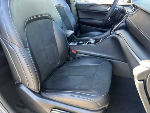 Used 2025 Jeep Grand Cherokee Altitude AWD/4WD image 7