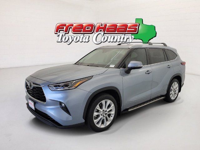 Used 2021 Toyota Highlander Limited FWD image 1