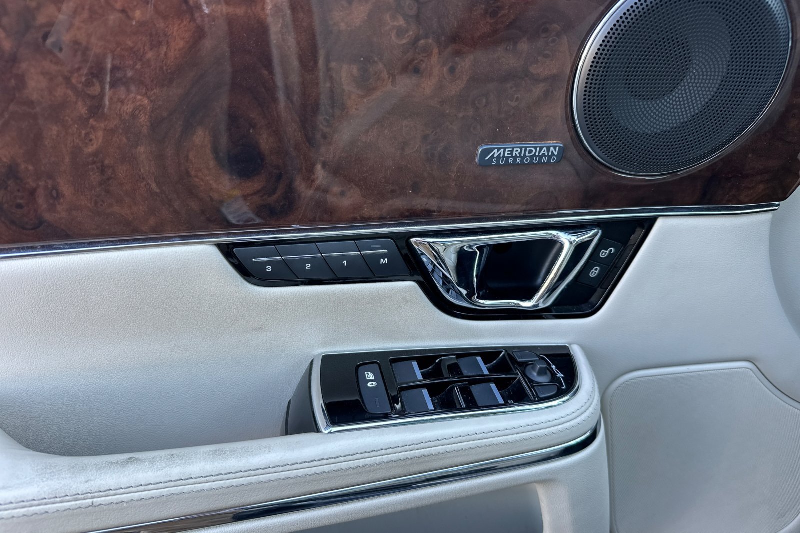 Used 2016 Jaguar XJ R-Sport RWD image 11