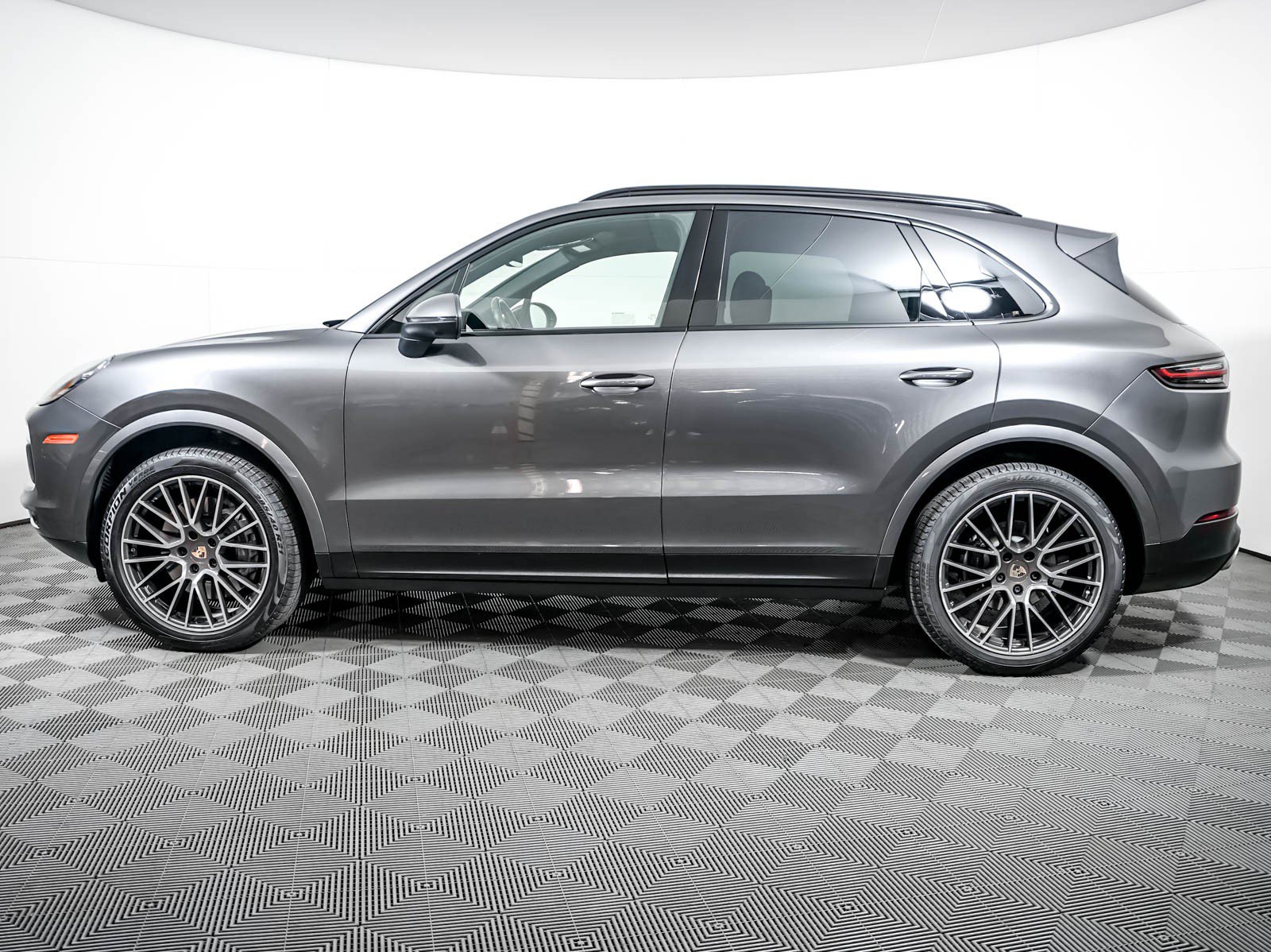 Certified 2023 Porsche Cayenne AWD/4WD image 2