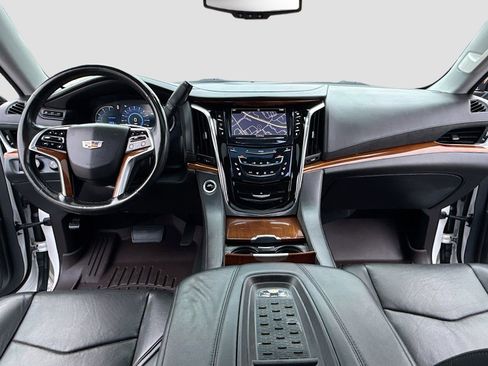Used 2016 Cadillac Escalade ESV Luxury image 3