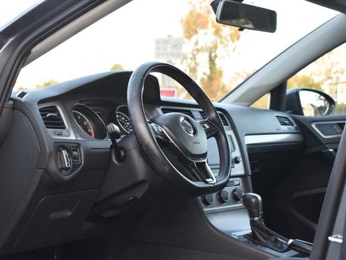 Used 2017 Volkswagen Golf S image 18