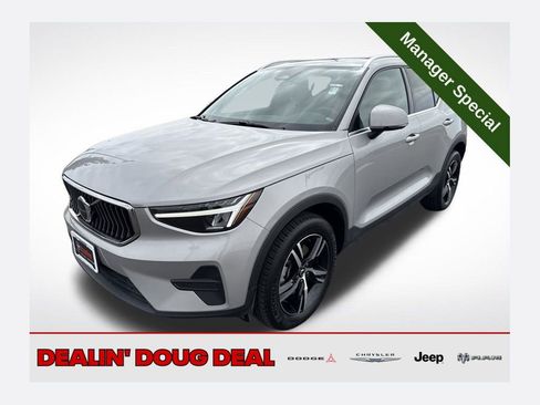 Used 2025 Volvo XC40 B5 Core image 1