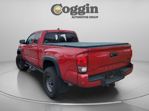 Used 2017 Toyota Tacoma TRD Off-Road image 4