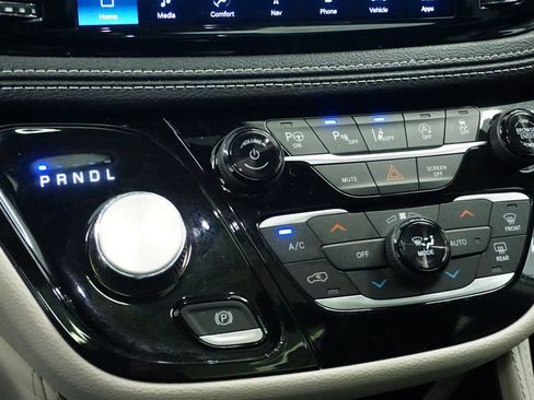 Used 2024 Chrysler Pacifica Limited AWD/4WD image 28