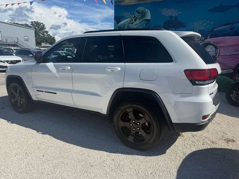 Used 2019 Jeep Grand Cherokee Laredo image 2