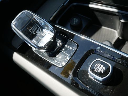 New 2025 Volvo V60 B5 Cross Country Ultra w/ Protection Package Premier image 9