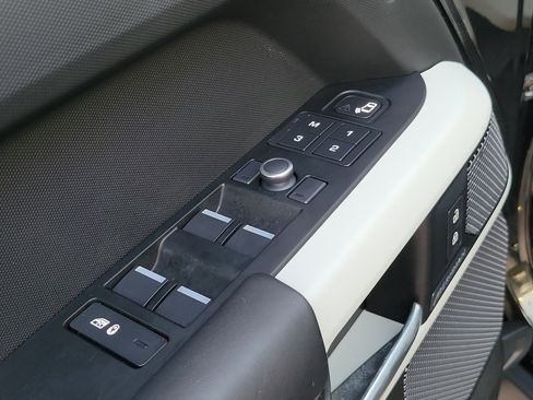 Used 2020 Land Rover Defender 110 HSE image 28