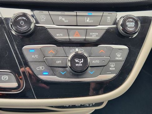 Used 2023 Chrysler Pacifica Touring-L FWD image 19