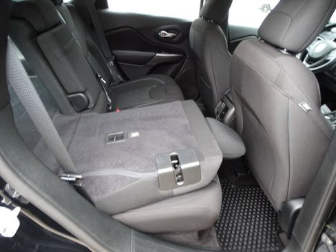 Used 2019 Jeep Cherokee 4WD Latitude w/ Cold Weather Group image 33