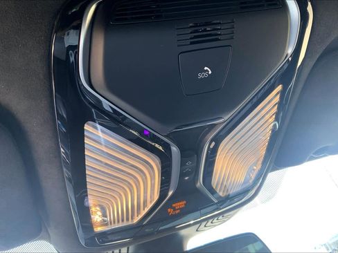 Used 2021 BMW 750i xDrive w/ Executive Package image 31