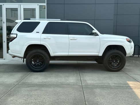 Used 2022 Toyota 4Runner SR5 Premium w/ Moonroof Package AWD/4WD image 2