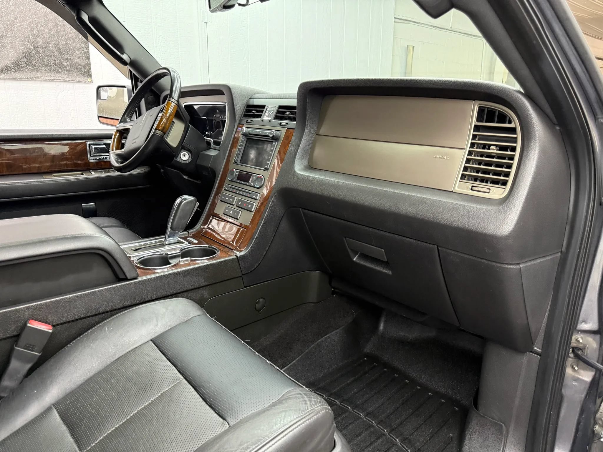Used 2014 Lincoln Navigator 4WD image 7