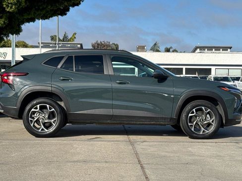 Used 2025 Chevrolet Trax LT FWD image 4