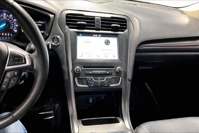 Used 2018 Ford Fusion SE w/ Equipment Group 201A FWD image 4