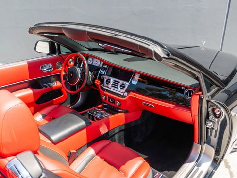 Used 2019 Rolls-Royce Dawn RWD image 70