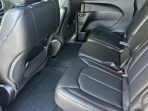 New 2026 Chrysler Pacifica Select image 9
