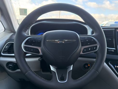 Used 2024 Chrysler Pacifica Touring-L image 24