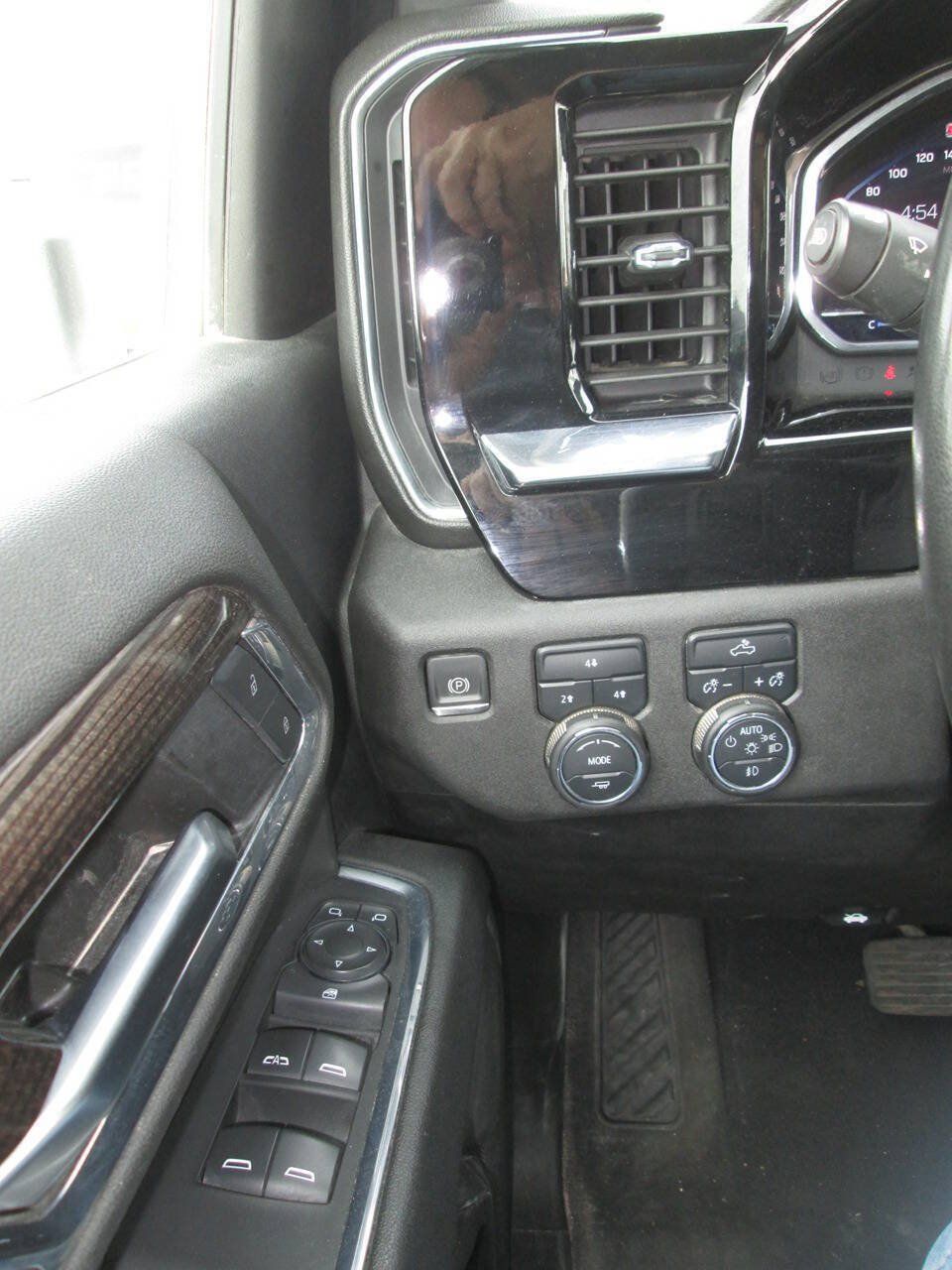 Used 2024 Chevrolet Silverado 2500 LT AWD/4WD image 11