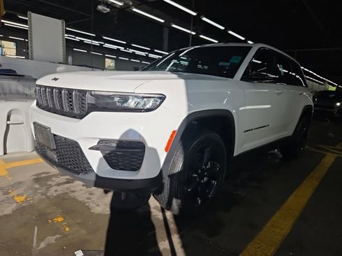 Used 2023 Jeep Grand Cherokee Altitude AWD/4WD image 16